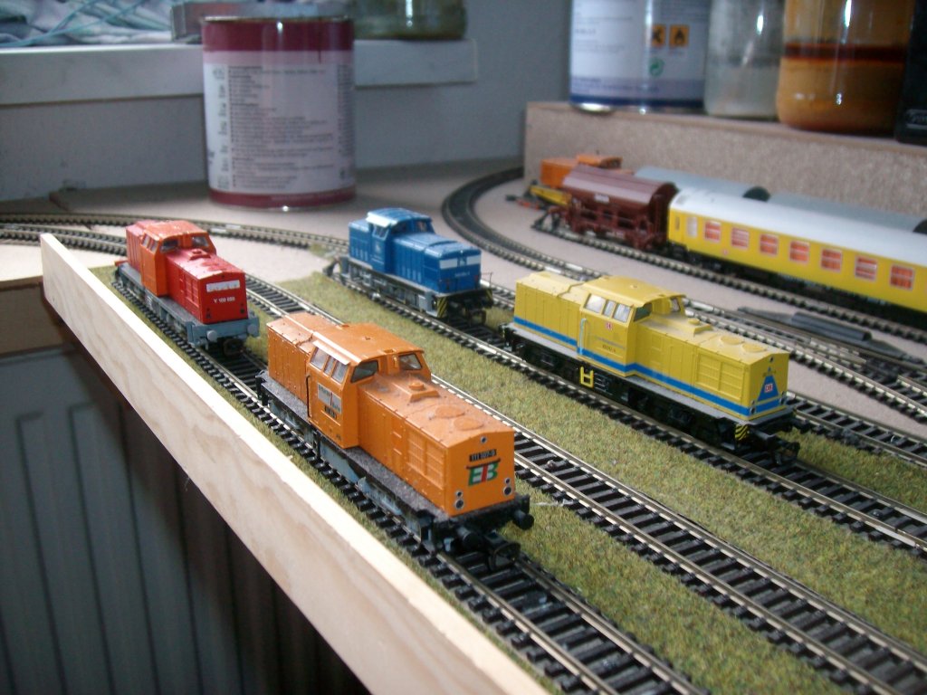 Hier 4 abgestellte Dieselloks:Links vorn: BR 111 107-9 EB;links hinten: V 100 050; rechts vorn: BR 203 312-4 DB Netz; rechts hinten:BR 346 004-3 PRESS. 