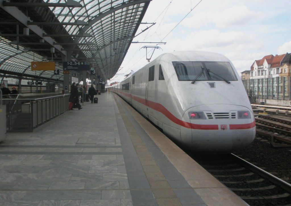 Hier 401 001-3  Gieen  als ICE804 von Berlin Sdkreuz nach HH-Altona, bei der Ausfahrt am 1.4.2010 aus Berlin Spandau.