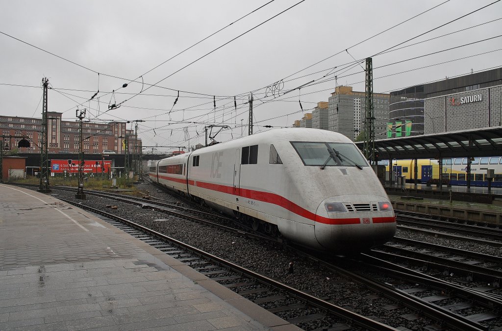 Hier 401 001-3  Gieen  als ICE709 von Hamburg-Altona nach Berlin Sdkreuz, bei der Ausfahrt am 11.10.2011 aus Hamburg Hbf.
