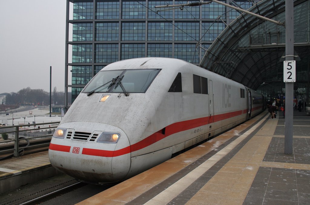 Hier 401 001-3  Gieen  als ICE1186 von Frankfurt(Main)Hbf. nach Berlin Ostbahnhof, dieser Zug stand am 28.1.2012 in Berlin Hbf. 