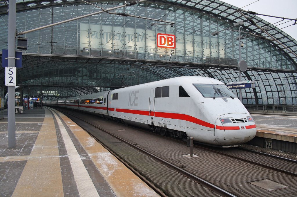 Hier 401 002-1  Flensburg  als ICE695 von Berlin Ostbahnhof nach Stuttgart Hbf., dieser Triebzug stand am 28.1.2012 in Berlin Hbf.