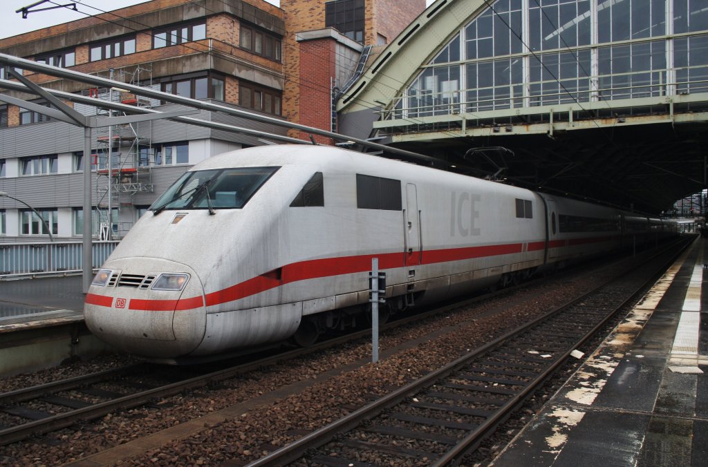 Hier 401 009-6  Aschaffenburg  als ICE874 von Karlsruhe Hbf. nach Berlin Ostbahnhof, dieser Triebzug stand am 18.5.2013 in Berlin Ostbahnhof. 