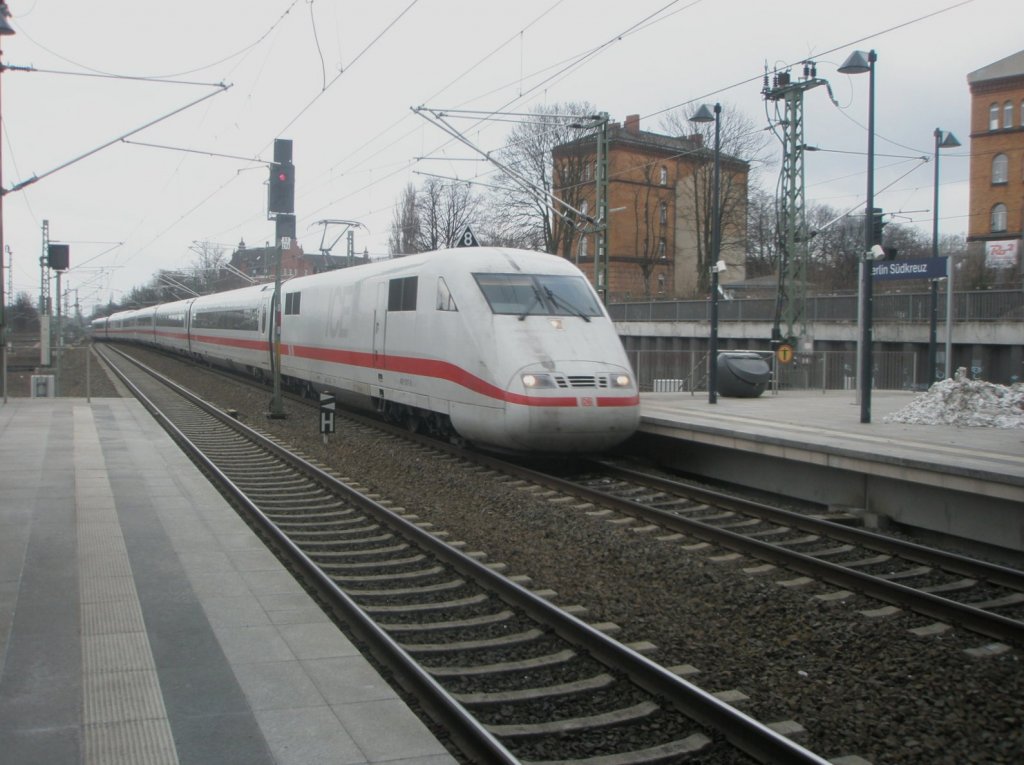Hier 401 017-9  Mnchen  als ICE803 von HH-Altona nach Berlin Sdkreuz, bei der Einfahrt am 6.3.2010 in Berlin Sdkreuz.
