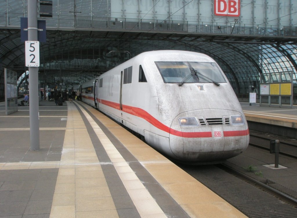 Hier 401 051-8  Lneburg  als ICE872 von Basel SBB nach Berlin Ostbahnhof, bei der Ausfahrt am 18.6.2011 aus Berlin Hbf.