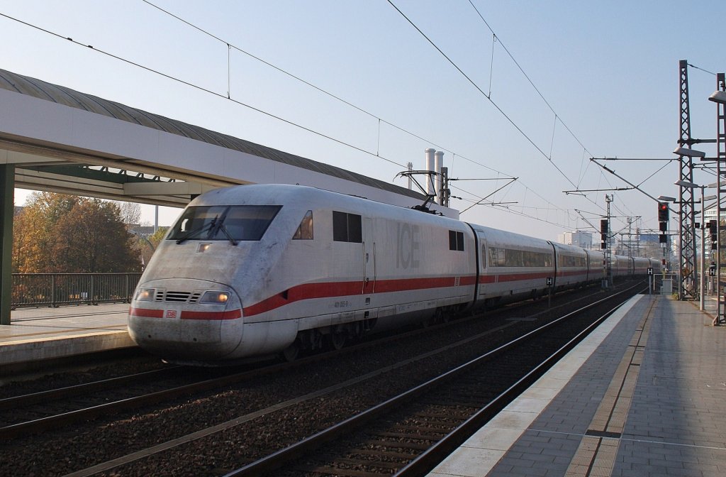 Hier 401 055-9  Rosenheim  als ICE872 von Basel SBB nach Berlin Ostbahnhof, bei der Einfahrt am 29.10.2011 in Berlin Ostbahnhof.