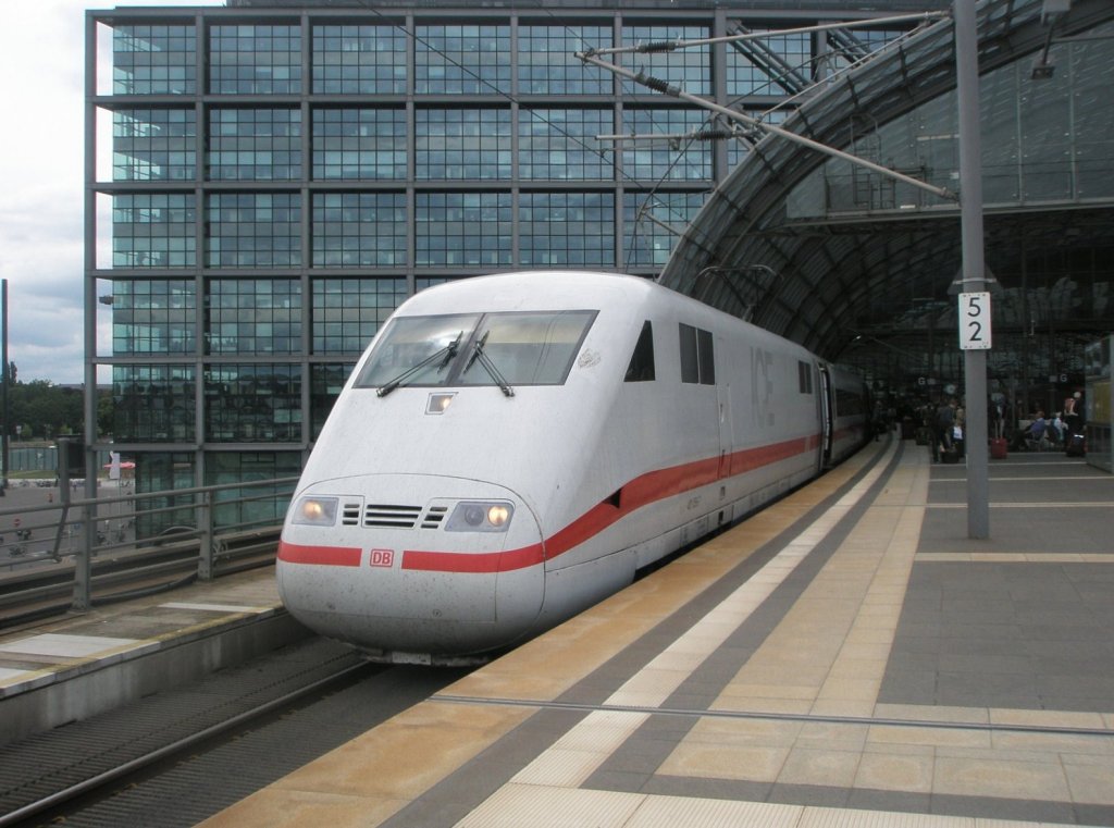 Hier 401 056-7  Heppenheim/Bergstrae  als ICE692 von Stuttgart Hbf. nach Berlin Ostbahnhof, dieser Triebzug stand am 18.6.2011 in Berlin Hbf.