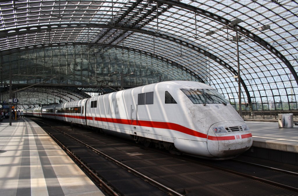 Hier 401 066-6  Gelnhausen  als ICE693 von Berlin Ostbahnhof nach Mnchen Hbf., dieser Triebzug stand am 26.5.2012 in Berlin Hbf.