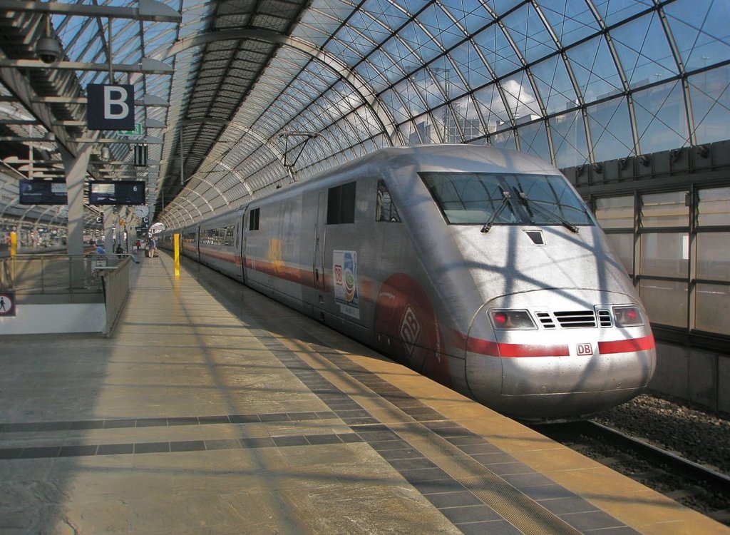 Hier 401 067-4  Garmisch Partenkirchen  als ICE690 von Mnchen Hbf. nach Berlin Ostbahnhof, bei der Ausfahrt am 8.7.2011 aus Berlin Spandau.