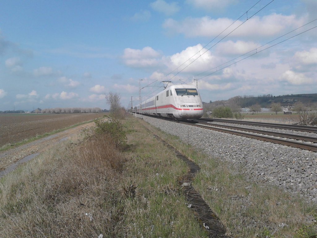 Hier ist 401 067-4  Garmisch Partenkirchen  am 04.04.2012 in Richtng Basel Bad Bf. Bei dieser Aufnahme war der Zug noch nicht mit der  Fussball  Werbung beklebt. 