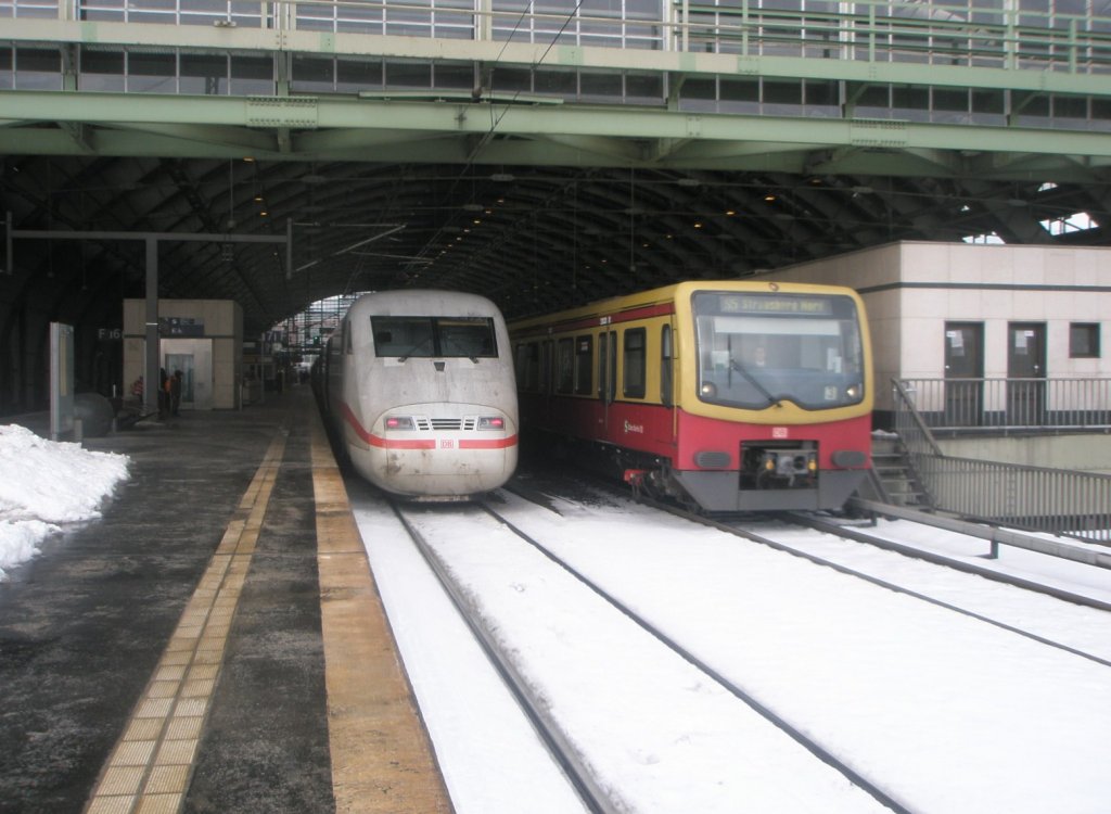 Hier 401 067-4  Garmisch-Partenkirchen  als ICE873 von Berlin Ostbahnhof nach Interlaken Ost und rechts eine S5 von Berlin Westkreuz nach Strauberg Nord, diese beiden Zge standen am 3.2.2010 in Berlin Ostbahnhof.
