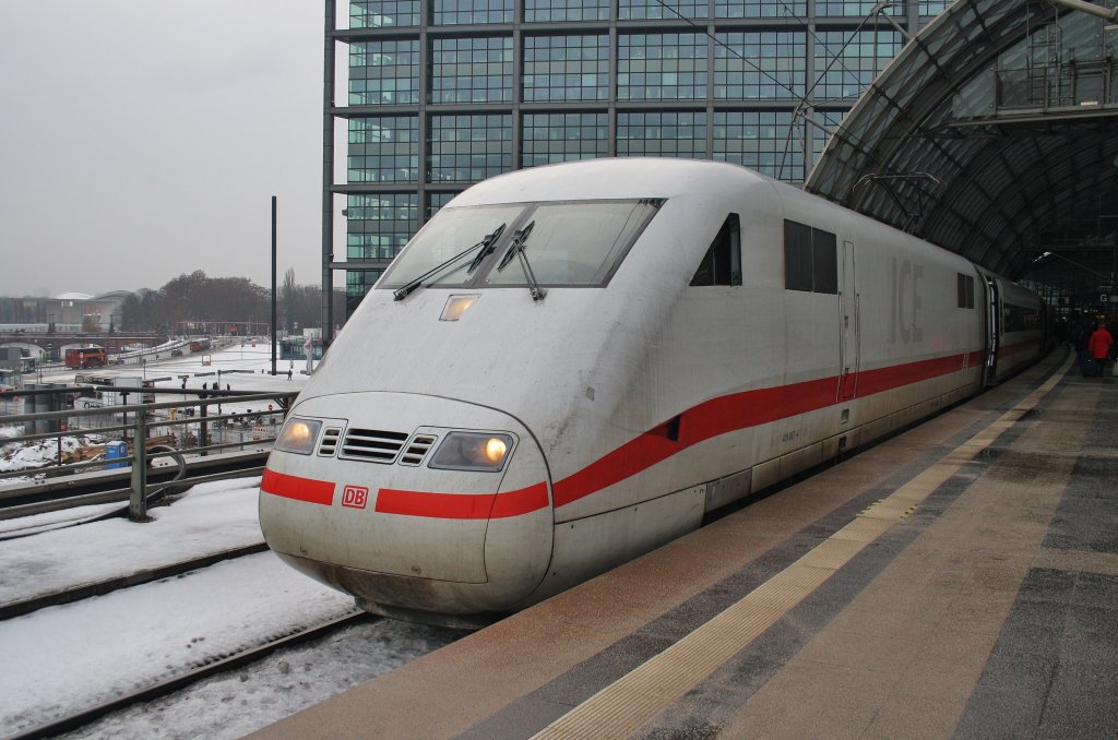 Hier 401 067-4  Garmisch-Partenkirchen  als ICE692 von Stuttgart Hbf. nach Berlin Ostbahnhof, dieser Triebzug stand am 15.12.2012 in Berlin Hbf.