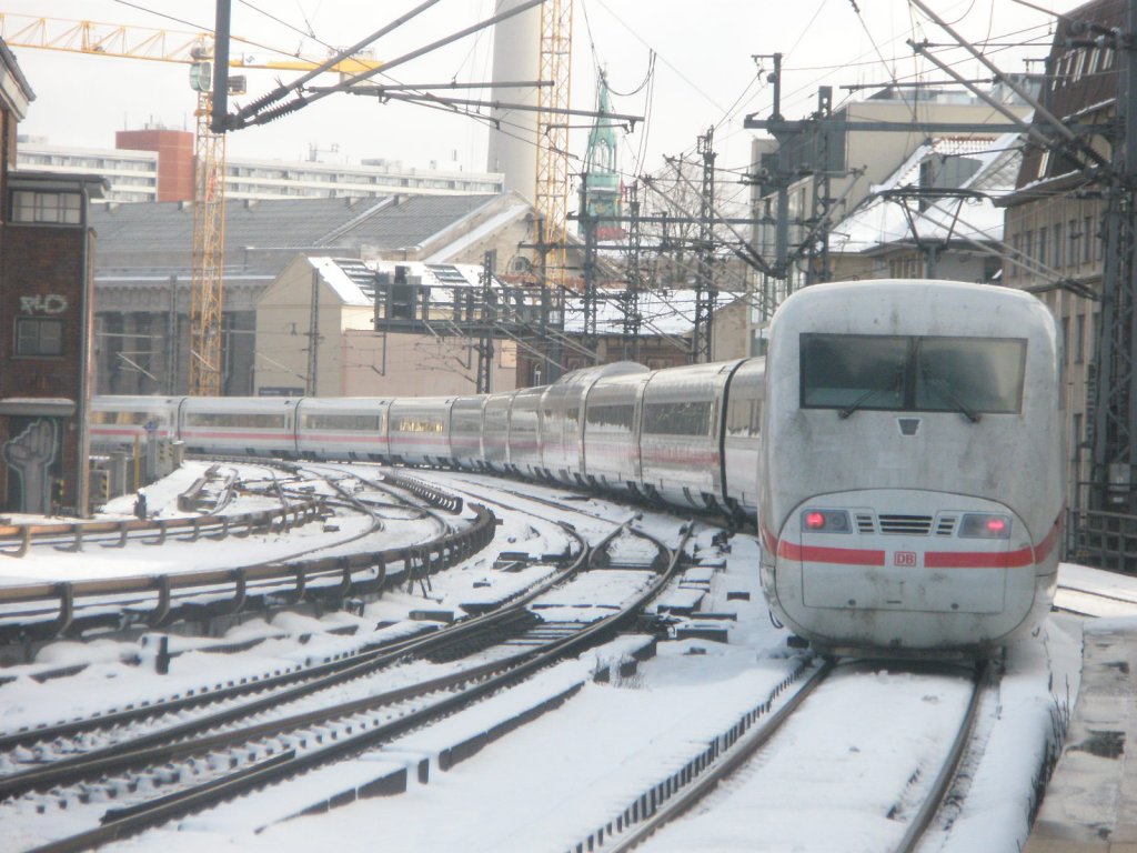 Hier 401 068-2  Crailsheim  als ein ICE12 von Basel SBB nach Berlin Ostbahnhof, bei der Durchfahrt am 3.2.2010 durch Berlin Friedrichstrae.