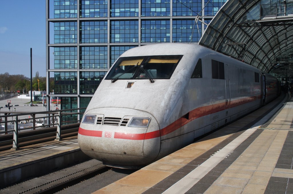 Hier 401 073-2 als ICE876 von Kassel-Wilhelmshhe nach Berlin Ostbahnhof, dieser Triebzug stand am 1.5.2013 in Berlin Hbf.