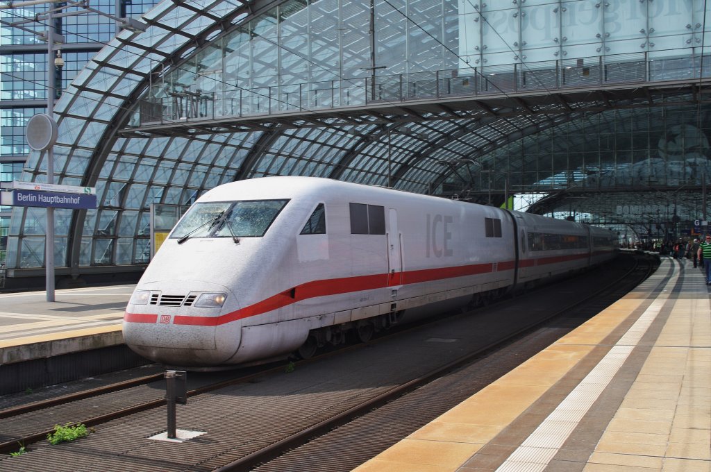 Hier 401 511-1  Bebra  als ICE872 von Basel SBB nach Berlin Ostbahnhof, dieser Triebzug stand am 30.4.2012 in Berlin Hbf.