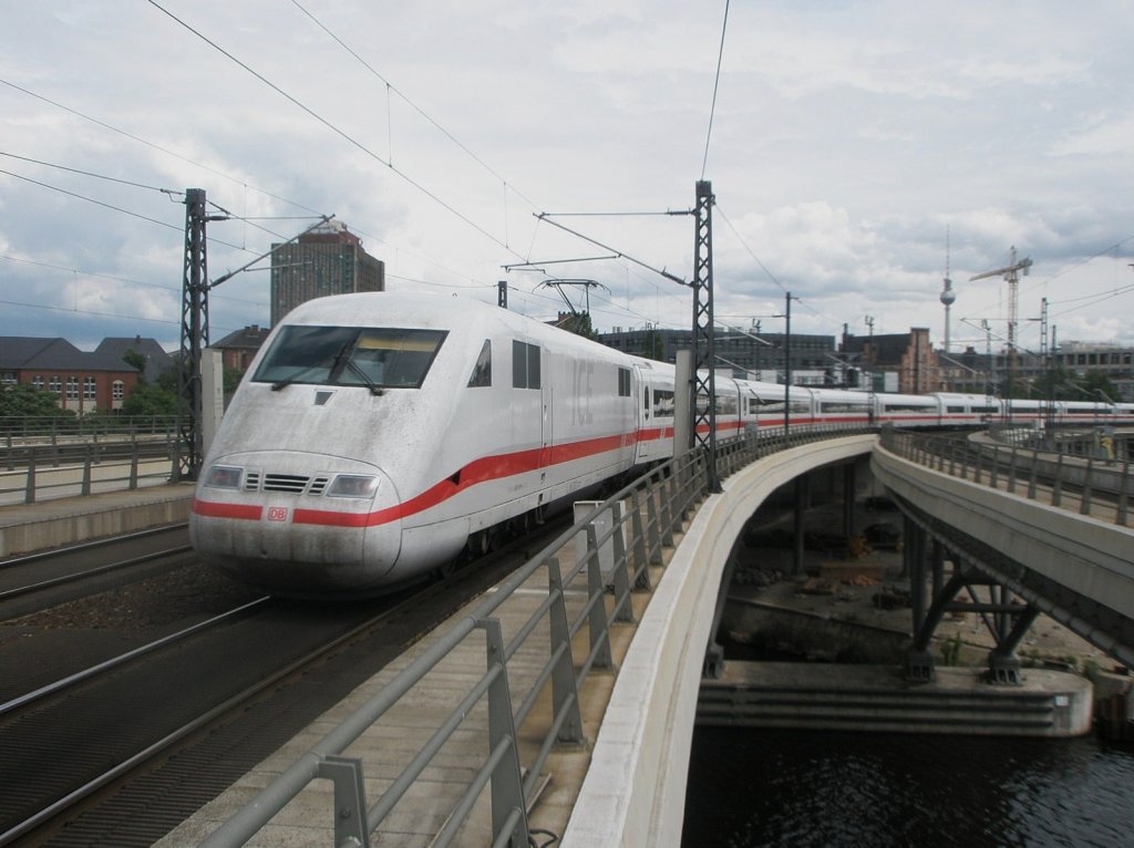 Hier 401 520-2  Lneburg  als ICE872 von Basel SBB nach Berlin Ostbahnhof, bei der Ausfahrt am 18.6.2011 aus Berlin Hbf.