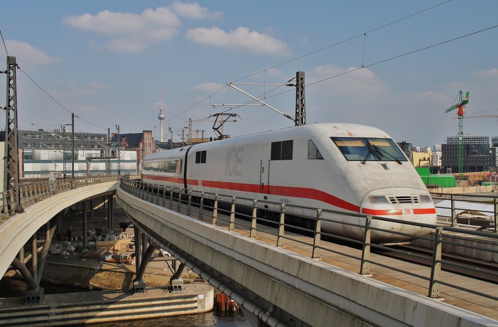 Hier 401 562-4  Geisenheim/Rheingau  als ICE690 von Mnchen Hbf. nach Berlin Ostbahnhof, bei der Ausfahrt am 6.4.2012 aus Berlin Hbf.