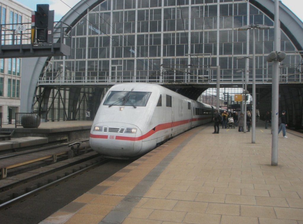 Hier 401 566-5  Freilassing  als ein ICE12 von Berlin Ostbahnhof nach Interlaken Ost, bei der Durchfahrt am 1.4.2010 durch Berlin Alexanderplatz.