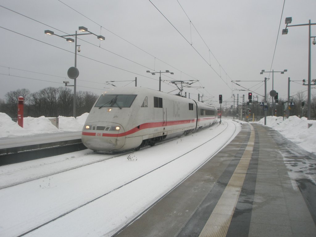 Hier 401 573-2  Timmdorfer Strand  als ICE694 von Stuttgart Hbf. nach Berlin Ostbahnhof, bei der Einfahrt am 10.1.2010 in Berlin Hbf.