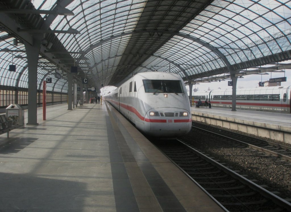 Hier 401 579-5 als ein ICE12 von Interlaken Ost nach Berlin Ostbahnhof, bei der Einfahrt am 1.4.2010 in Berlin Spandau.