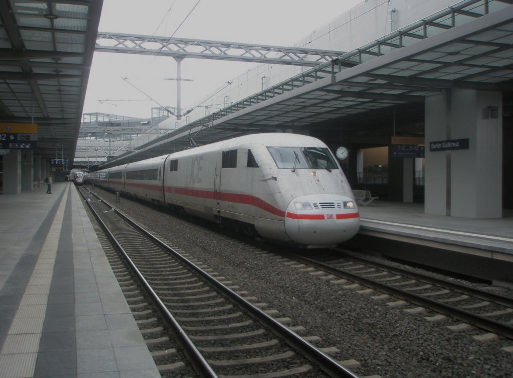 Hier 401 580-4  Castrop-Rauxel  als ICE1106 von Berlin Sdkreuz nach HH-Altona, dieser Zug stand am 6.3.2010 in Berlin Sdkreuz.