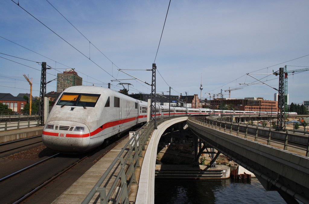 Hier 401 586-3 als ICE278 von Interlaken Ost nach Berlin Ostbahnhof, bei der Ausfahrt am 26.5.2012 aus Berlin Hbf.