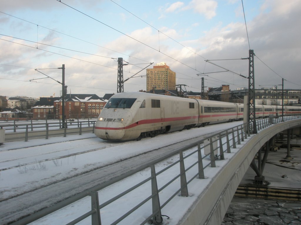 Hier 402 004-6  Bielefeld  und 402 030-1  Delitzsch  als ein ICE10 von Berlin Ostbahnhof nach Trier Hbf. und Koblenz Hbf., bei der Einfahrt am 3.2.2010 in Berlin Hbf.