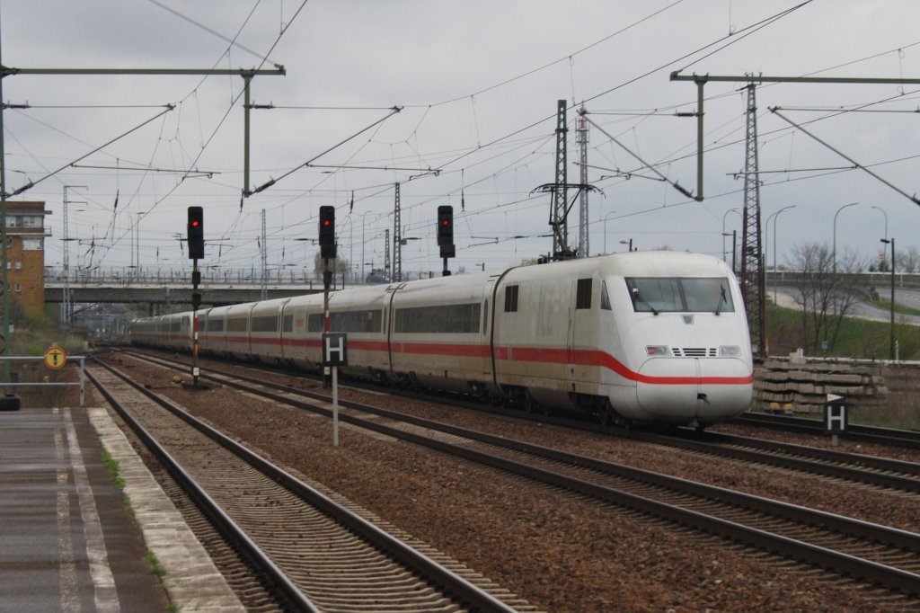 Hier 402 008-72  Bonn  als ICE845 von K�ln/Bonn Flughafen nach Berlin Hbf.(tief) mit 402 015-2  Bitterfeld-Wolfen  als ICE855 von K�ln Hbf. nach Berlin Hbf.(tief), bei der Durchfahrt am 27.4.2013 durch Berlin Sch�nefeld Flughafen, in Richtung Berlin Gr�nauer Kreuz.