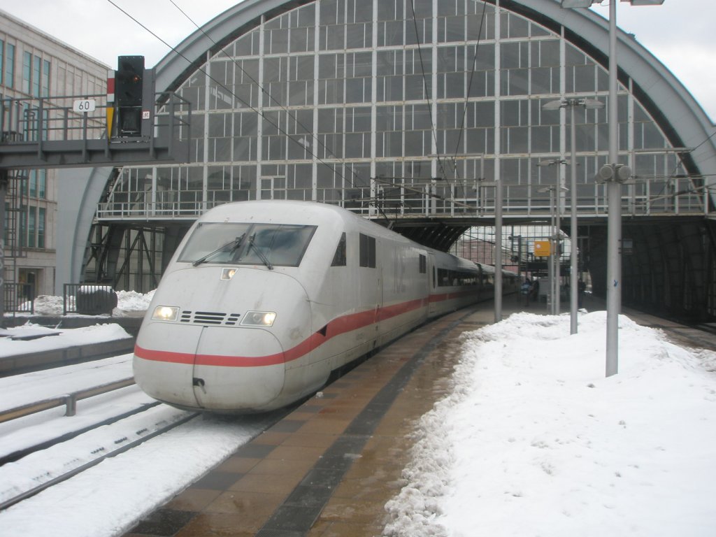 Hier 402 015-2  Bitterfeld  und 402 026-9  Luterstadt Wittenberg  als ein ICE10 von Berlin Ostbahnhof nach Kln Hbf. und Bonn Hbf., bei der Durchfahrt am 3.2.2010 durch Berlin Alexanderplatz.
