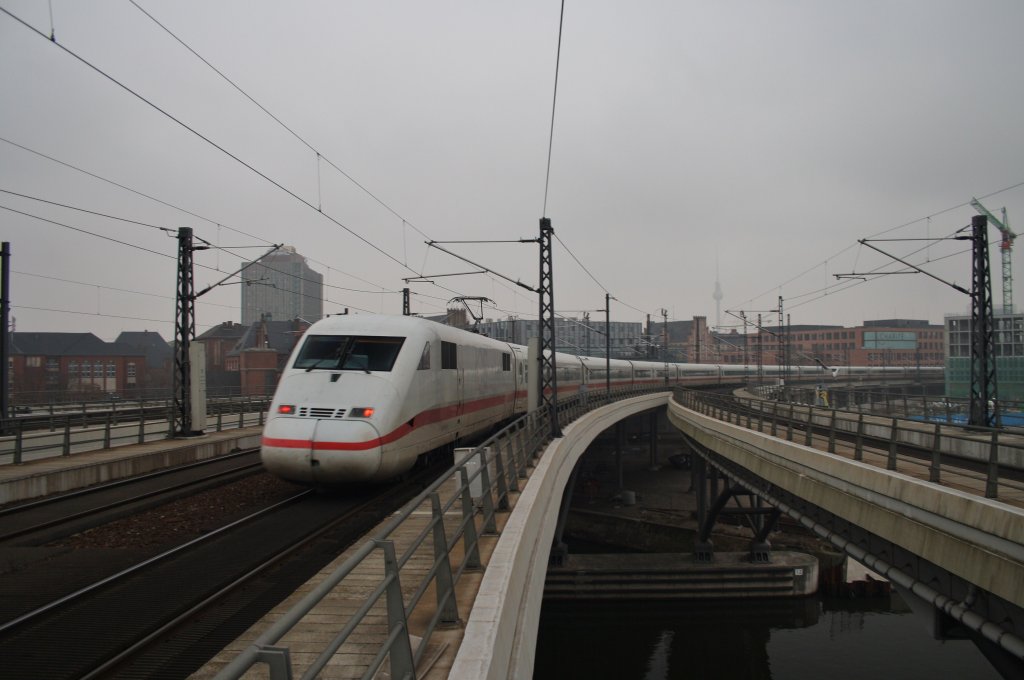 Hier 402 016-0  Dessau  und 808 022-8  Eberswalde  als ICE692 von Stuttgart Hbf. nach Berlin Ostbahnhof, bei der Ausfahrt am 16.2.2013 aus Berlin Hbf.