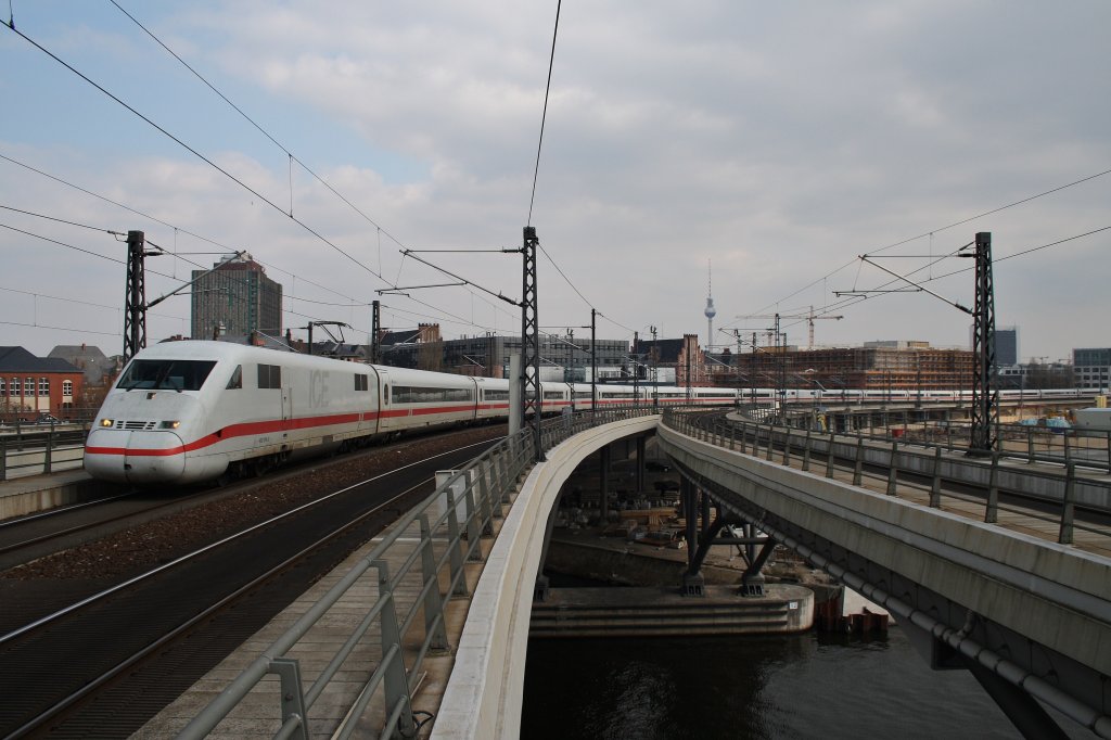 Hier 402 016-0  Dessau  als ICE546 von Berlin Ostbahnhof nach Kln/Bonn Flughafen mit 402 024-4  Saalfeld/Saale  als ICE556 von Berlin Ostbahnhof nach Kln Hbf., bei der Einfahrt am 6.4.2012 in Berlin Hbf.
