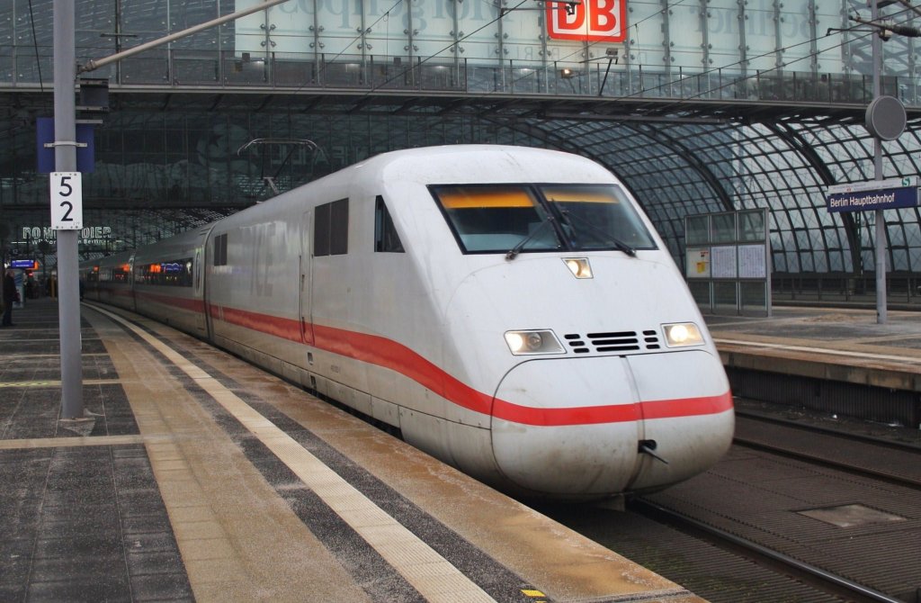 Hier 402 022-8  Eberswalde  und 808 016-0  Dessau  als ICE692 von Stuttgart Hbf. nach Berlin Ostbahnhof, bei der Ausfahrt am 16.2.2013 aus Berlin Hbf.