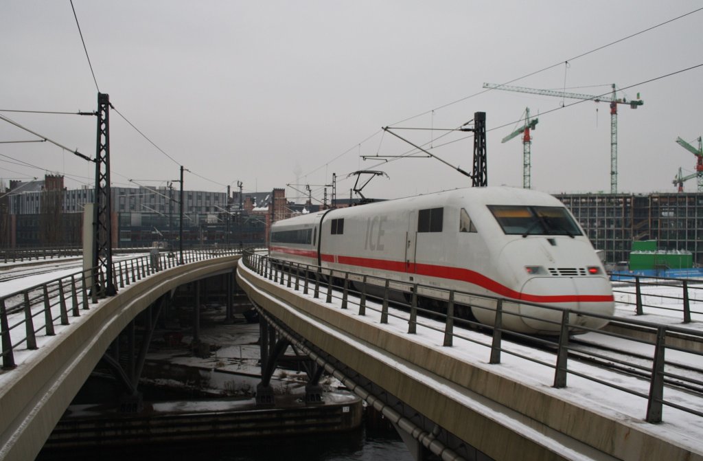 Hier 402 022-8  Eberswalde  als ICE855 von Kln Hbf. nach Berlin Ostbahnhof, bei der Ausfahrt am 15.12.2012 aus Berlin Hbf.