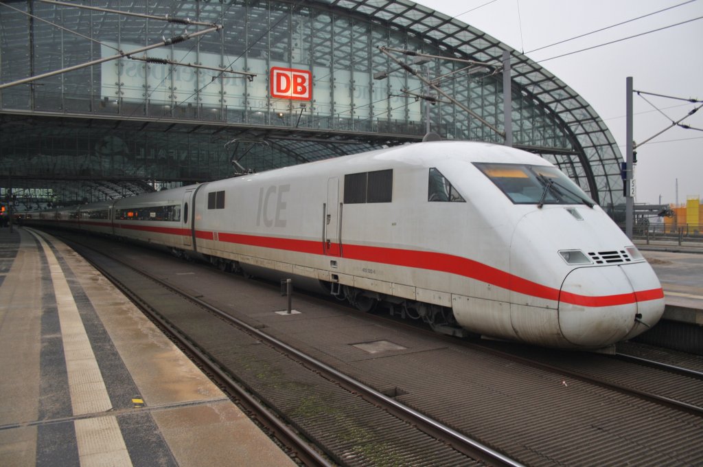 Hier 402 022-8  Eberswalde  als ICE556 von Berlin Ostbahnhof nach Kln Hbf. mit 808 016-0  Dessau  als ICE546 von Berlin Ostbahnhof nach Kln/Bonn Flughafen, diese ICE-Doppeltraktion stand am 16.2.2013 in Berlin Hbf. 