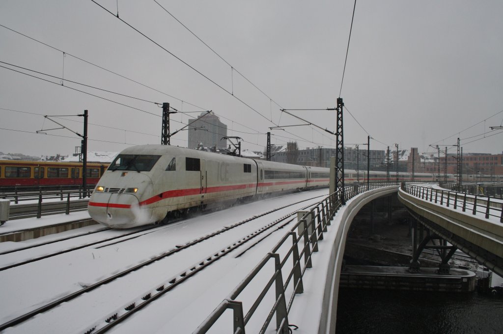 Hier 402 029-3  Templin  als ICE548 von Berlin Ostbahnhof nach Dsseldorf Hbf. mit 402 009-2  Riesa  als ICE558 von Berlin Ostbahnhof nach Kln Hbf., bei der Einfahrt am 10.3.2013 in Berlin Hbf. 