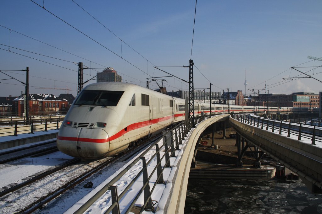 Hier 402 030-1  Delitzsch  als ICE855 von Kln Hbf. nach Berlin Ostbahnhof mit 402 001-2  Rheinsberg  als ICE845 von Kln/Bonn Flughafen nach Berlin Ostbahnhof, bei der Ausfahrt am 26.1.2013 aus Berlin Hbf. 