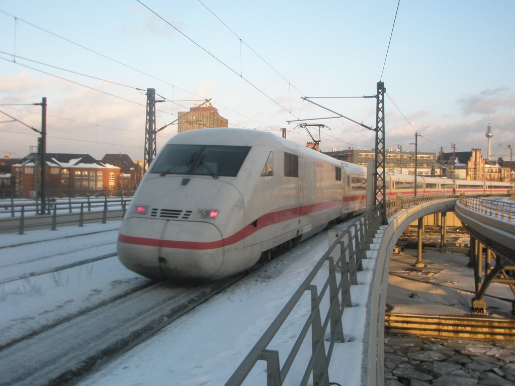 Hier 402 033-5  Ulm  und 402 009-5  Riesa  als ein ICE10 von Koblenz Hbf. und Kln Hbf. nach Berlin Ostbahnhof, bei der Ausfahrt am 3.2.2010 aus Berlin Hbf.