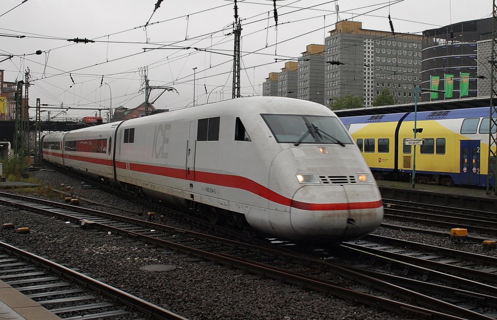 Hier 402 034-3  Minden  als ICE1095 von Kln Hbf. nach Hamburg-Altona, bei der Einfahrt am 11.10.2011 in Hamburg Hbf.