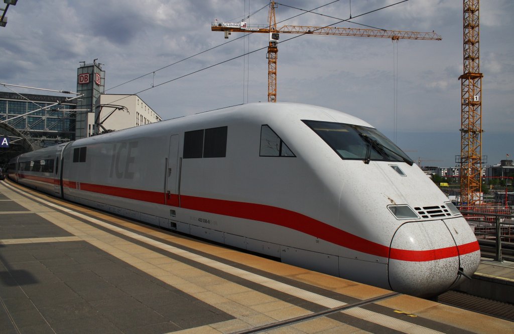 Hier 402 036-8  Jterbog  als ICE557 von Kln Hbf. nach Berlin Ostbahnhof mit 402 041-8  Bad Hersfeld  als ICE547 von Kln/Bonn Flughafen nach Berlin Ostbahnhof, dieser Triebzug stand am 30.4.2012 in Berlin Hbf.