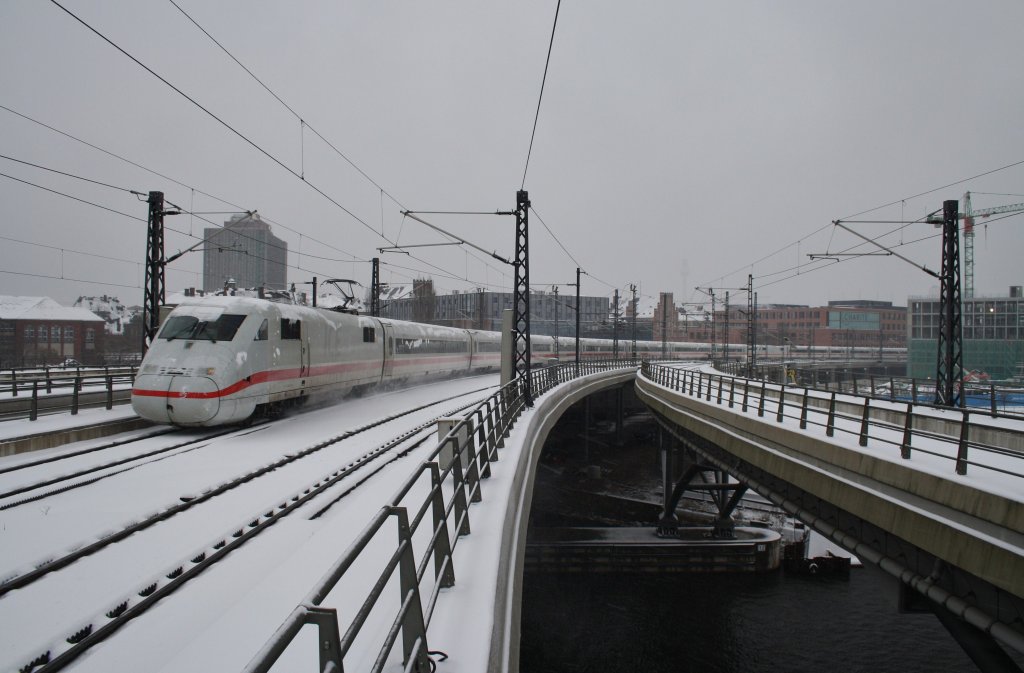 Hier 402 036-8  Jterbog  als ICE640 von Berlin Ostbahnhof nach Dsseldorf Hbf. mit 402 010-3  Fontanestadt Neuruppin  als ICE650 von Berlin Ostbahnhof nach Kln Hbf., bei der Einfahrt am 10.3.2013 in Berlin Hbf. 