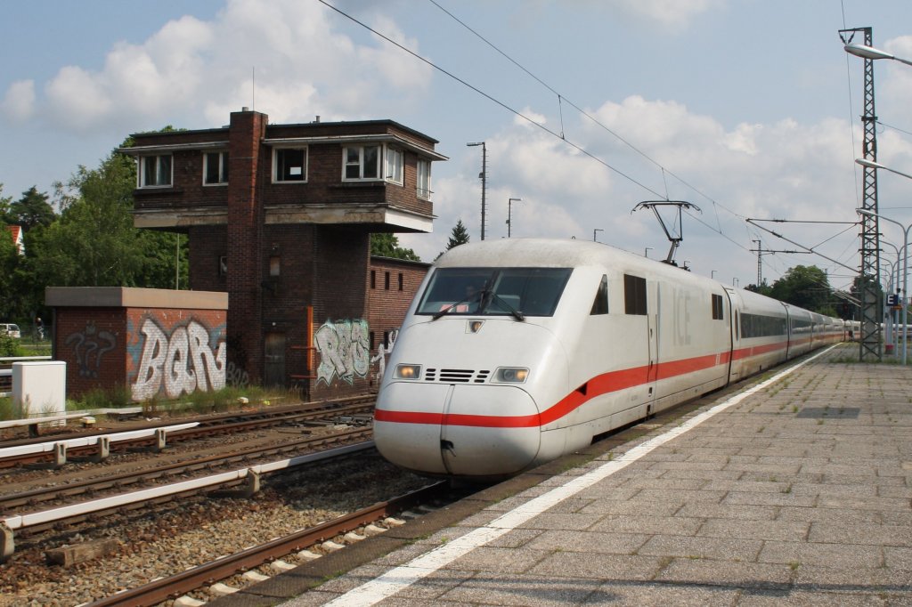 Hier 402 037-6  Neustrelitz  als ICE940 von Berlin Ostbahnhof nach Kln/Bonn Flughafen mit 402 040-0  Bochum  als ICE950 von Berlin Ostbahnhof nach Kln Hbf., bei der Durchfahrt am 28.6.2013 durch Berlin Wannsee, in Richtung Potsdam Hbf.