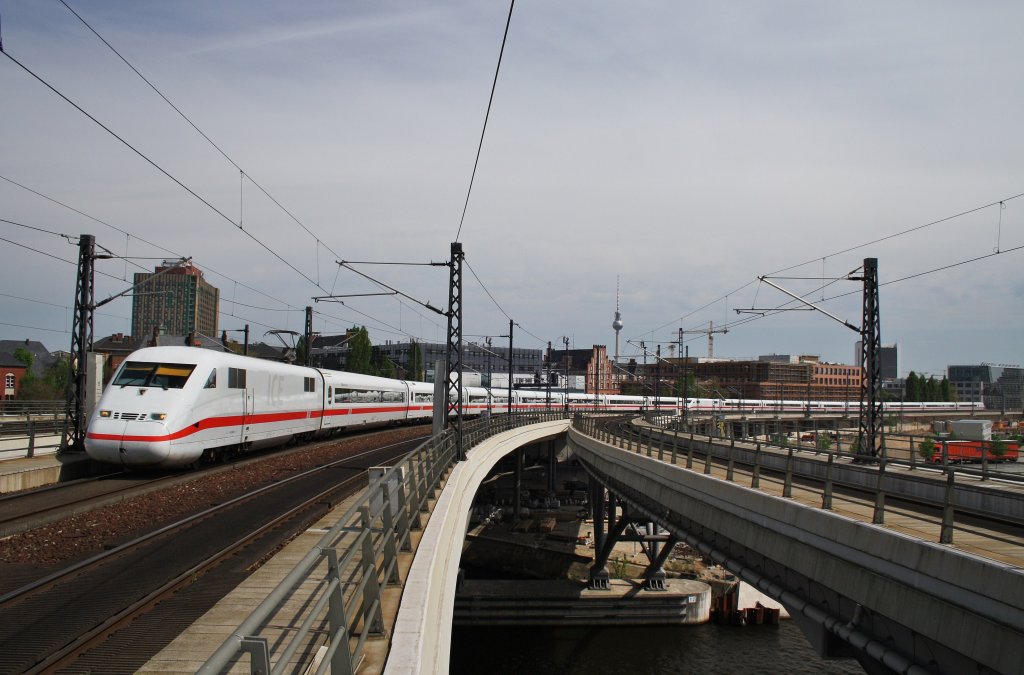 Hier 402 038-4  Saarbrcken  als ICE848 von Berlin Ostbahnhof nach Dsseldorf Hbf. mit 402 037-6  Neustrelitz  als ICE858 von Berlin Ostbahnhof nach Kln Hbf., bei der Einfahrt am 30.4.2012 in Berlin Hbf.