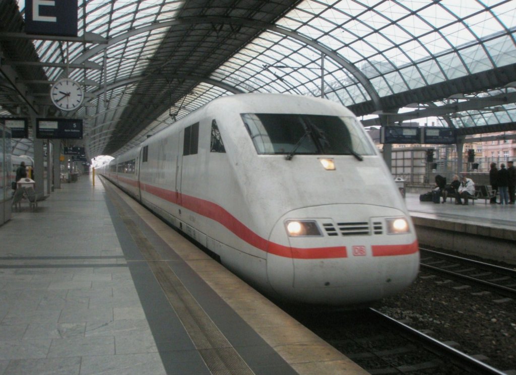 Hier 402 570-7 ICE901 von HH-Altona nach Berlin Sdkreuz, bei der Einfahrt am 28.10.2009 in den Bahnhof Berlin Spandau.