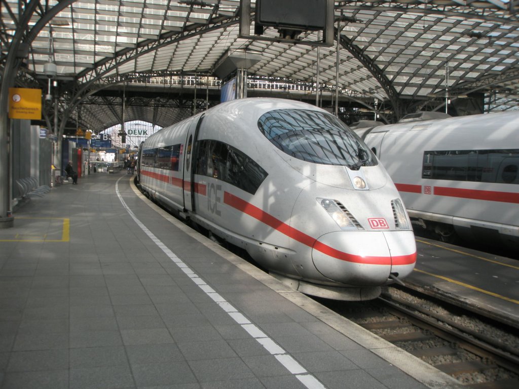 Hier 403 828-4  Aachen  als ICE612 von Mnchen Hbf. nach Dortmund Hbf., dieser Triebzug stand am 13.10.2010 in Kln Hbf.