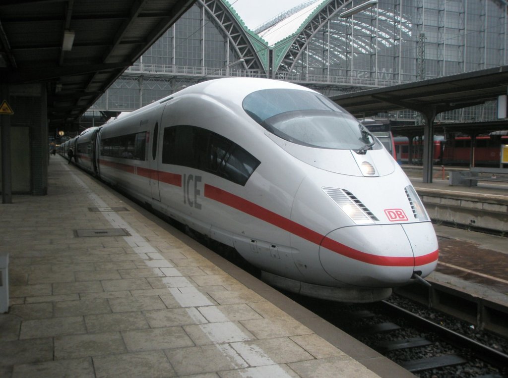Hier 406 085-1  Schwbisch Hall  als ICE812 von Frankfurt(Main) Hbf. nach Kln Hbf., dieser Triebzug stand am 22.7.2010 in Frankfurt(Main) Hbf.