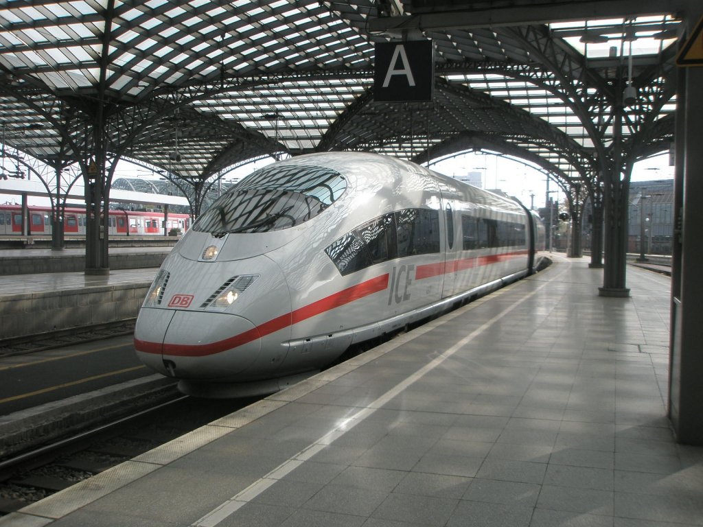 Hier 406 807-5  Hannover  als ICE126 von Frankfurt(Main) Hbf. nach Amsterdam Centraal, bei der Einfahrt am 13.10.2010 in K�ln Hbf.