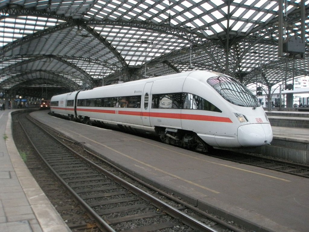 Hier 411 005-2  Dresden  als ICE2028 von Nrnberg Hbf. nach HH-Altona, dieser Triebzug stand am 13.10.2010 in Kln Hbf.