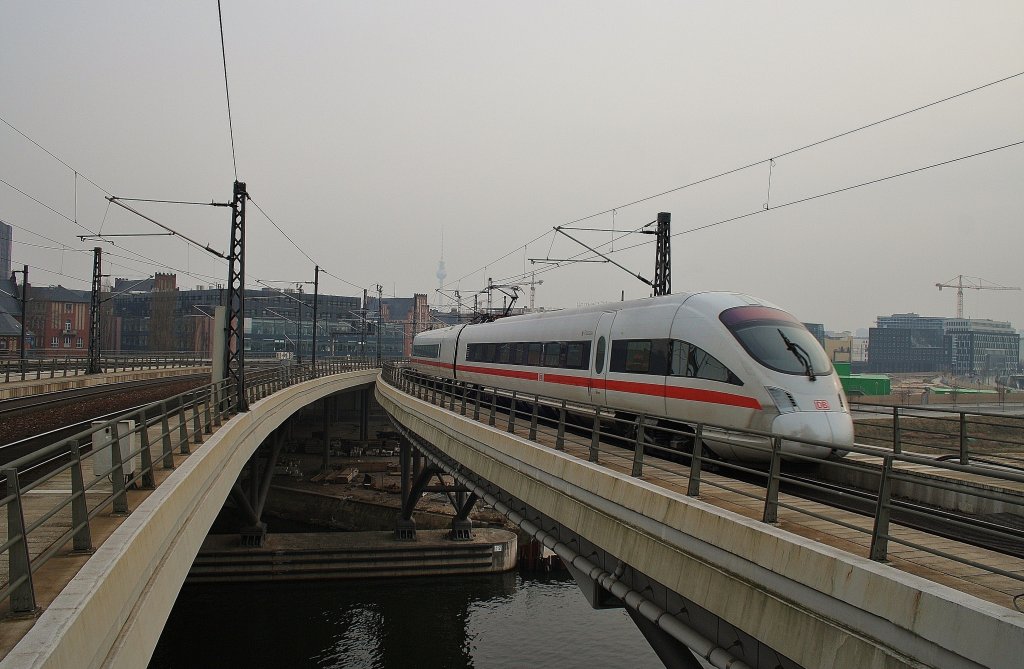 Hier 411 006-0  Passau  als ICE1533 von Kln Hbf. nach Berlin Ostbahnhof und 411 831-8  Trier  als ICE1543 von Kln Hbf. nach Berlin Ostbahnhof, bei der Ausfahrt am 28.1.2012 aus Berlin Hbf.