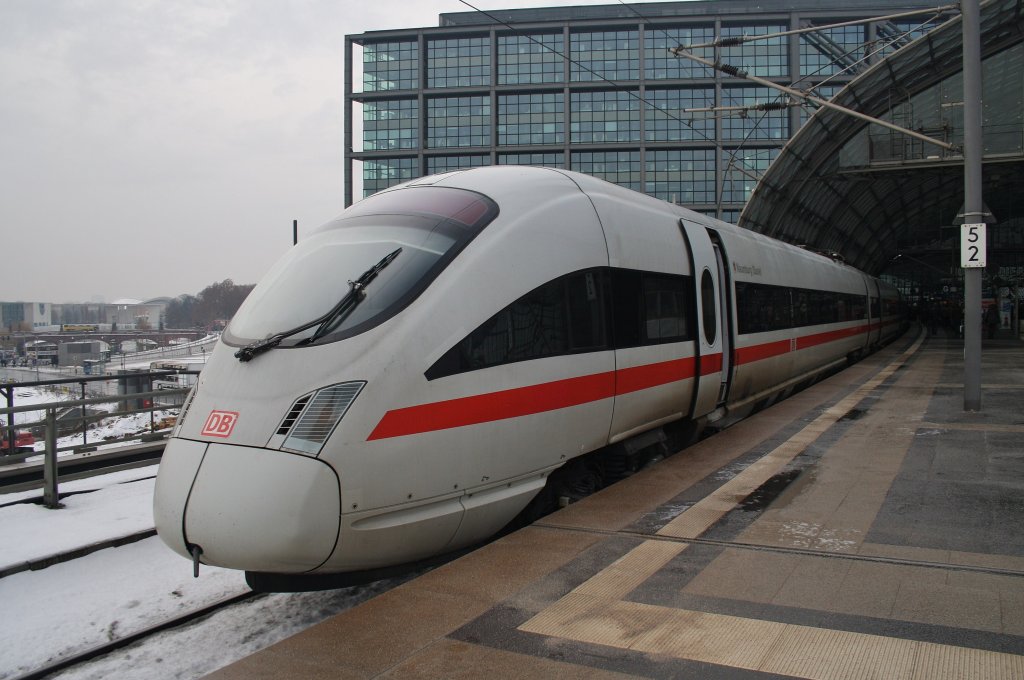 Hier 411 010-2  Naumburg (Saale)  als ICE1543 von Kln Hbf. nach Berlin Ostbahnhof mit 411 554-0  Sonneberg  als ICE1533 von Kln Hbf. nach Berlin Ostbahnhof, dieser Triebzug stand am 15.12.2012 in Berlin Hbf.