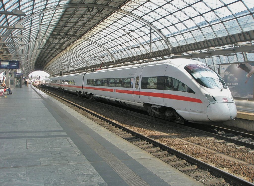 Hier 411 029-2  Kiel  als ICE1507 von Hamburg-Altona nach Leipzig Hbf., dieser Triebzug stand am 8.7.2011 in Berlin Spandau.