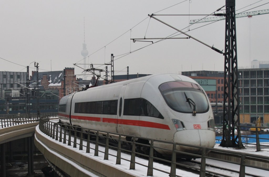Hier 411 054-0  Sonneberg  als ICE1533 von Kln Hbf. nach Berlin Ostbahnhof mit 411 510-2  Naumburg (Saale)  als ICE1543 von Kln Hbf. nach Berlin Ostbahnhof, bei der Ausfahrt am 15.12.2012 aus Berlin Hbf.